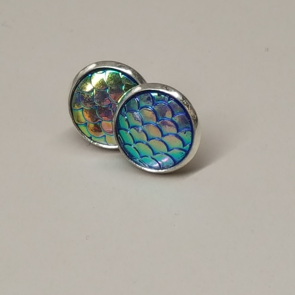 2 for $20 💖 Mermaid scale iridescent studs - Picture 5 of 7